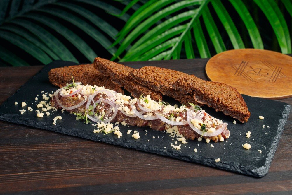 Тар тар из говядины с домашними тостами