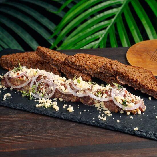 Тар тар из говядины с домашними тостами