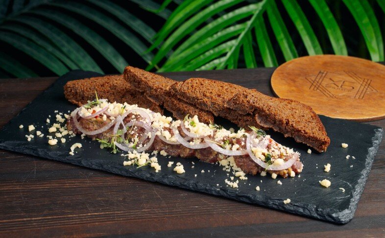 Тар тар из говядины с домашними тостами