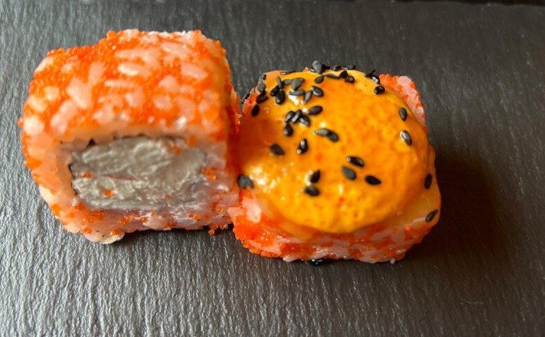 Калифорния, запеченная с манго соусом