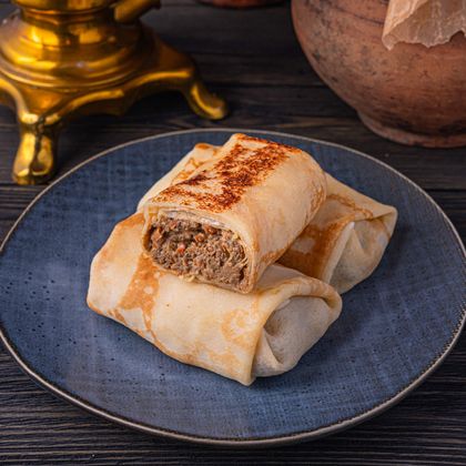 Блинчики с говяжьей печенью, подаются со сметаной