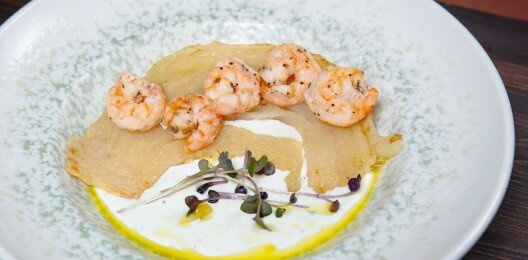 Стейк из капусты с креветками