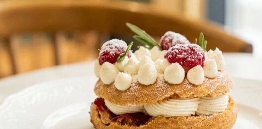 Заварное кольцо с малиной