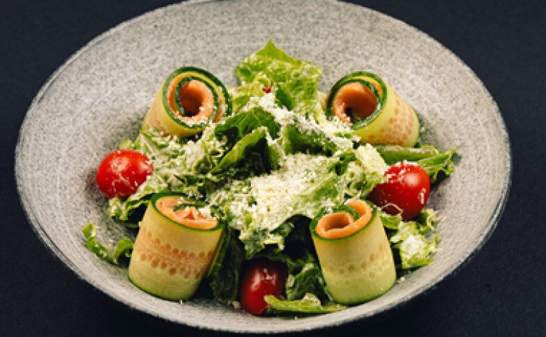 Салат с семгой и огурцом