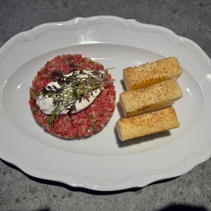 Тар тар из говядины с суссом из пармезана