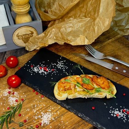 Брускетта с креветкой и гуакамоле