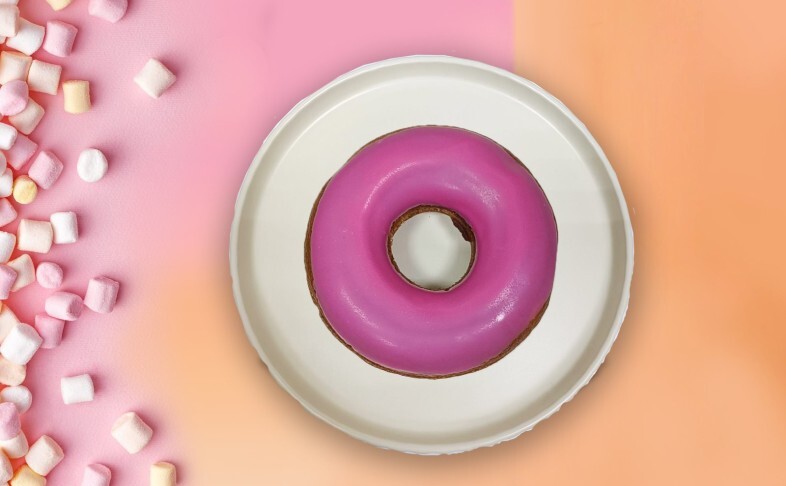 Пончик в малиновом шоколаде