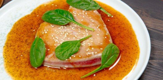 Стейк из тунца в соусе кимминт