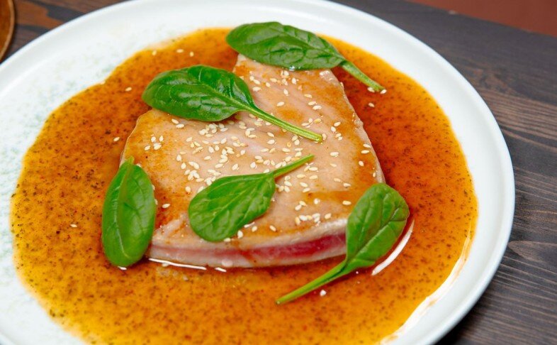 Стейк из тунца в соусе кимминт